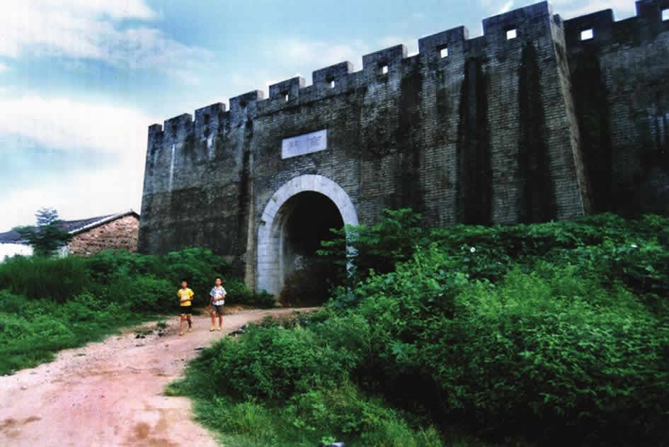 >白龙珍珠城遗址位于广西北海市铁山港区营盘镇白龙村,距北海约60公里