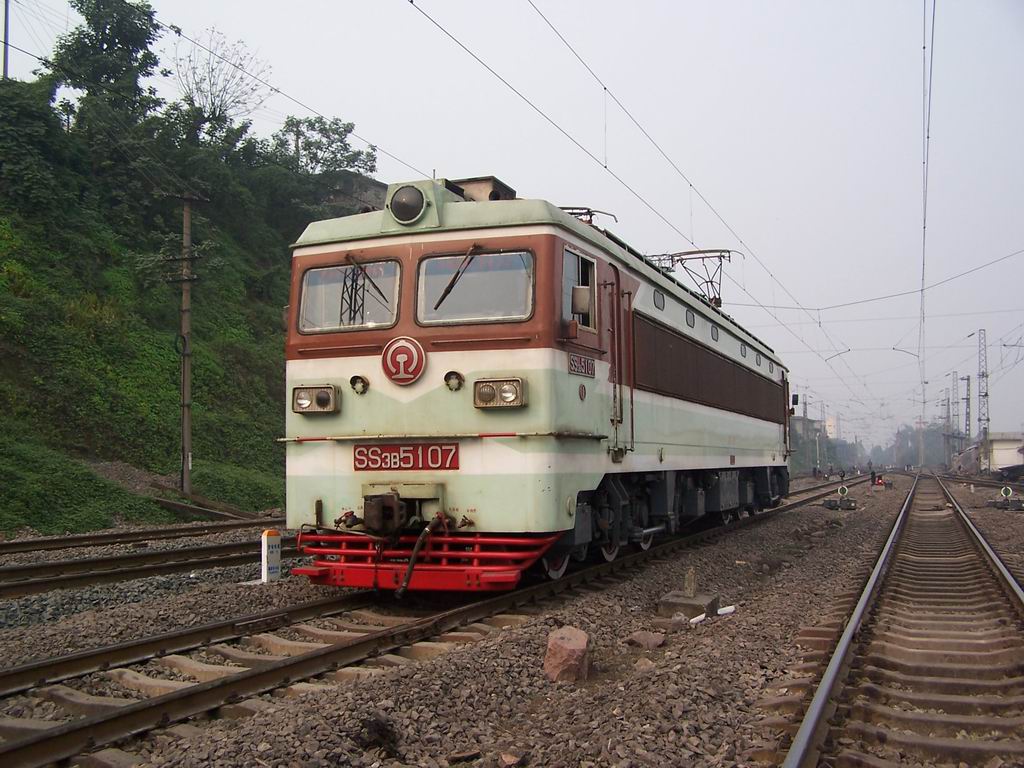  p>电力机车,又称电力火车,是指从供电网(接触网)或供电轨中获取电能