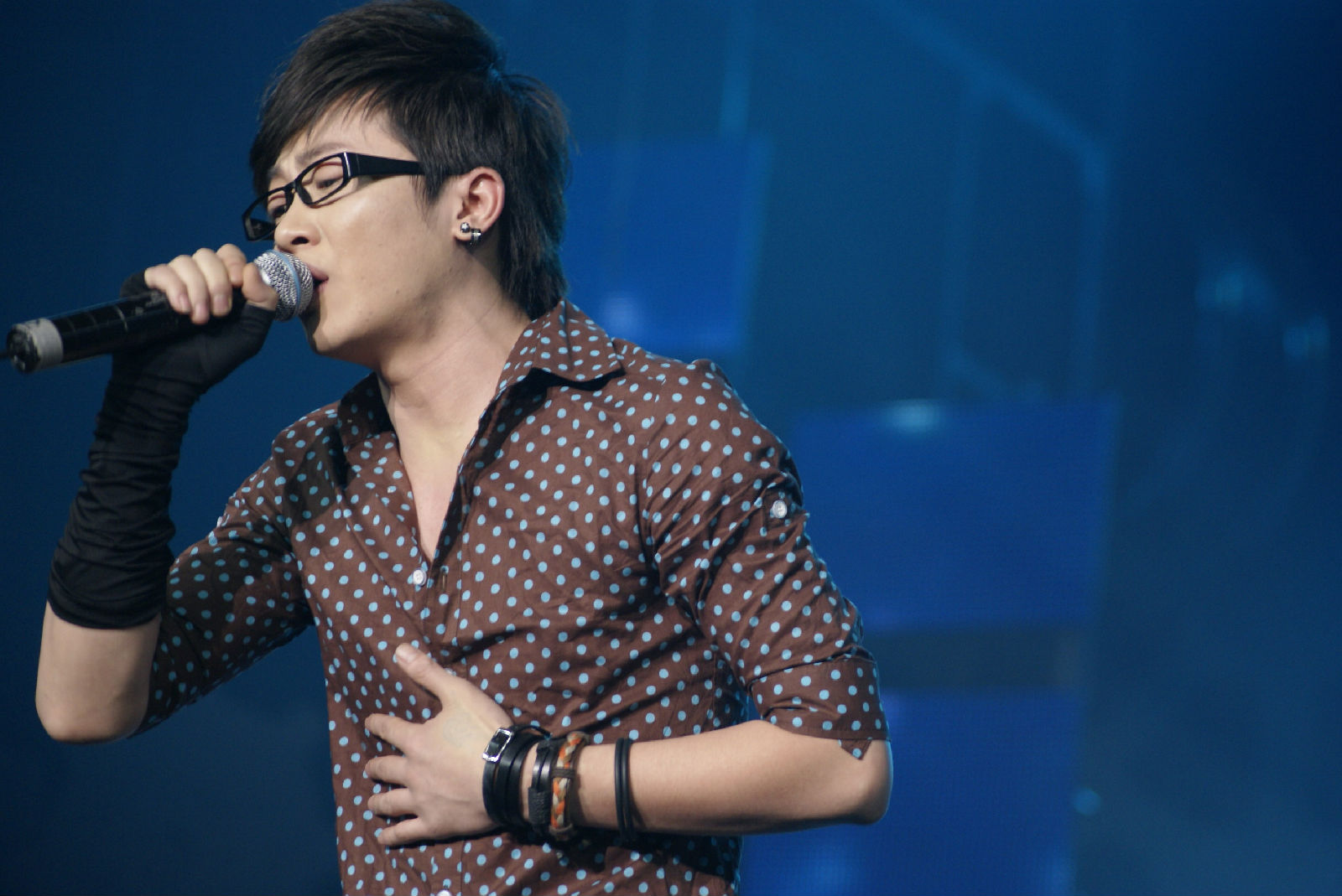 data-lemmaid="10327113">莲花府邸 /a>驻唱歌手,2009年10月" a