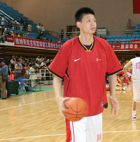  p>许钟豪,1990年11月30日出生于广西南宁,中国职业篮球运动员,司职 a