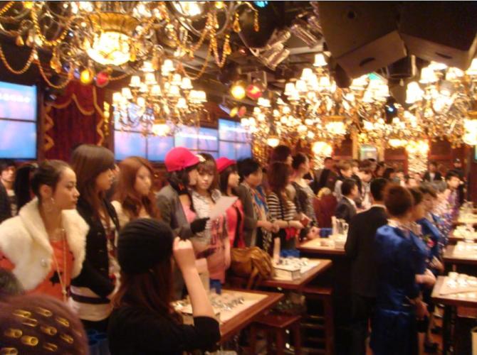  p>宁波99酒吧坐落于宁波最繁华的商业中心天一广场,属新现代复古概念