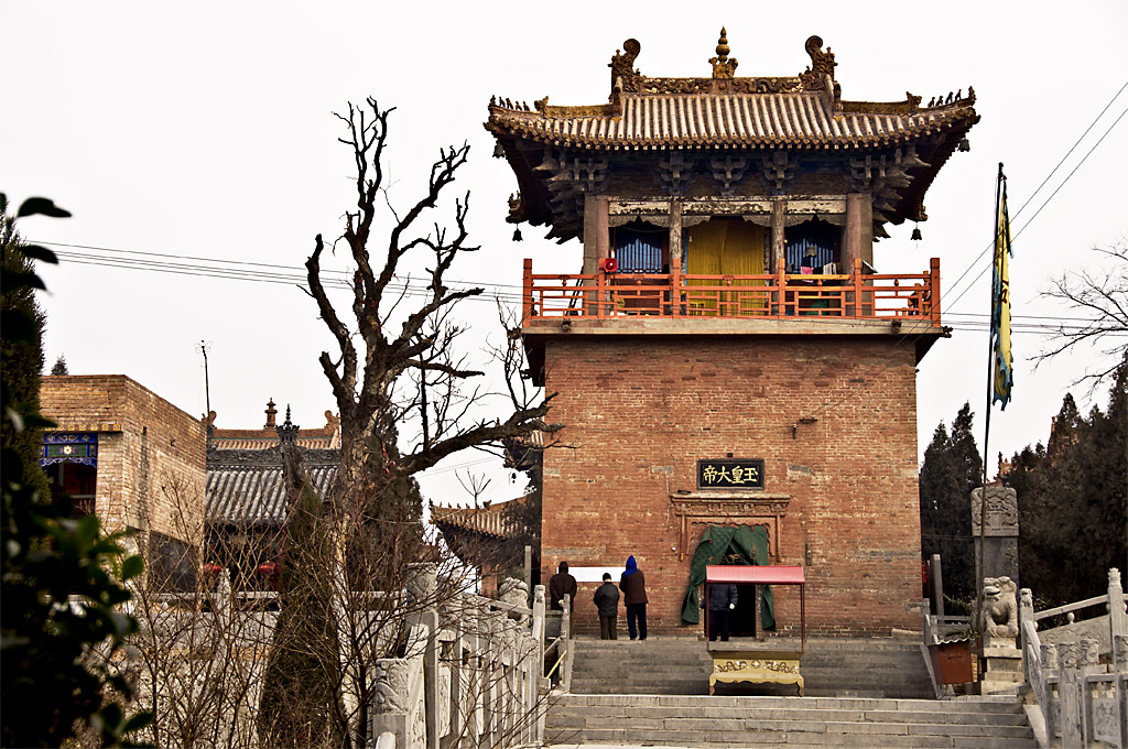 玉皇庙,坐落于偃师区顾县镇曲家寨村南的景山制高点上,位于嵩山到洛阳