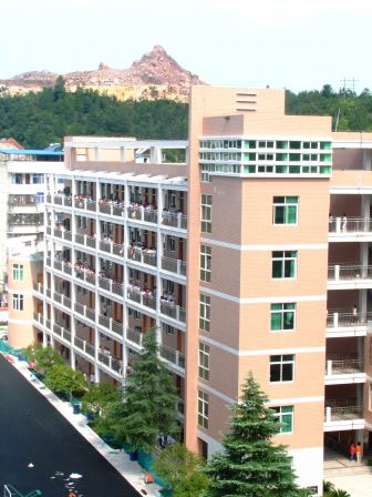  p>清流一中是一所省重点中学,二级达标学校,坐落在三面环水一面依山