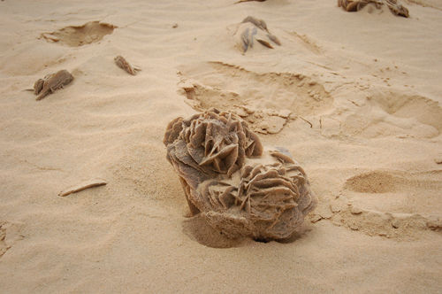  p>沙漠玫瑰石(desert rose stone)的主要成分为含水 a href="#" data