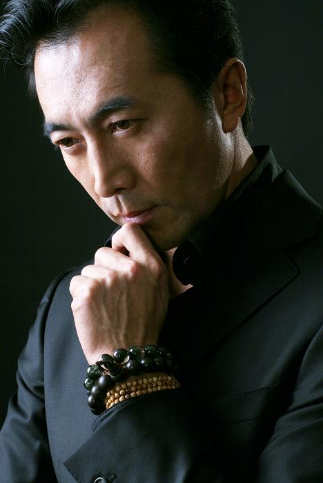  p>郑晓宁,1961年11月6日出生于内蒙古赤峰市,中国影视男演员,1976年