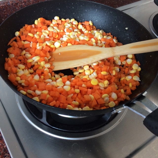 胡萝卜玉米炒肉丁