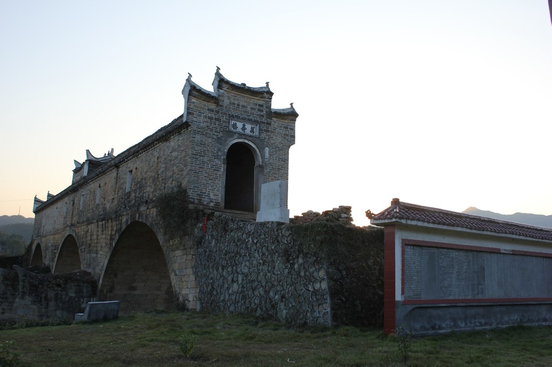  p>塘坊万寿桥,又名花桥,位于广昌县塘坊镇,建于清朝道光年间,横跨塘