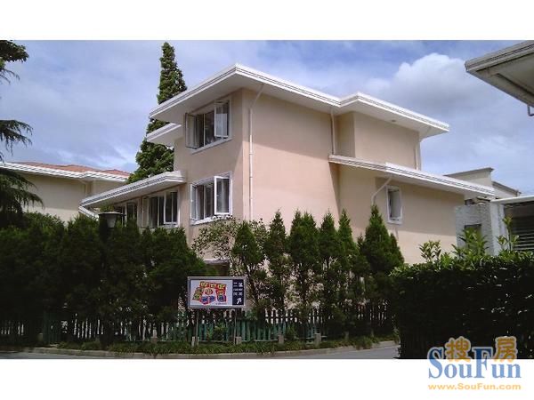  p data-id="gnhe9oq9yu">虹梅别墅坐落于上海虹梅路2989号,距虹桥