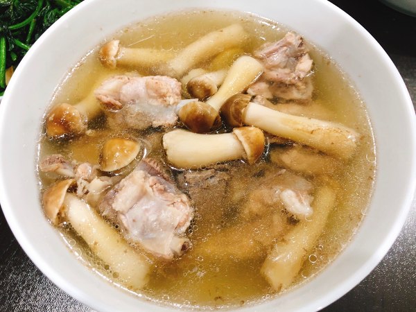 松茸菌煲排骨汤