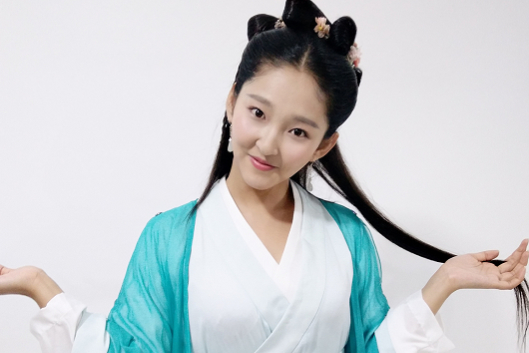 李瑞雪,1994年11月27日出生于黑龙江省双鸭山市宝清县,中国内地女演员