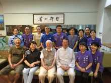 与亲友合影2