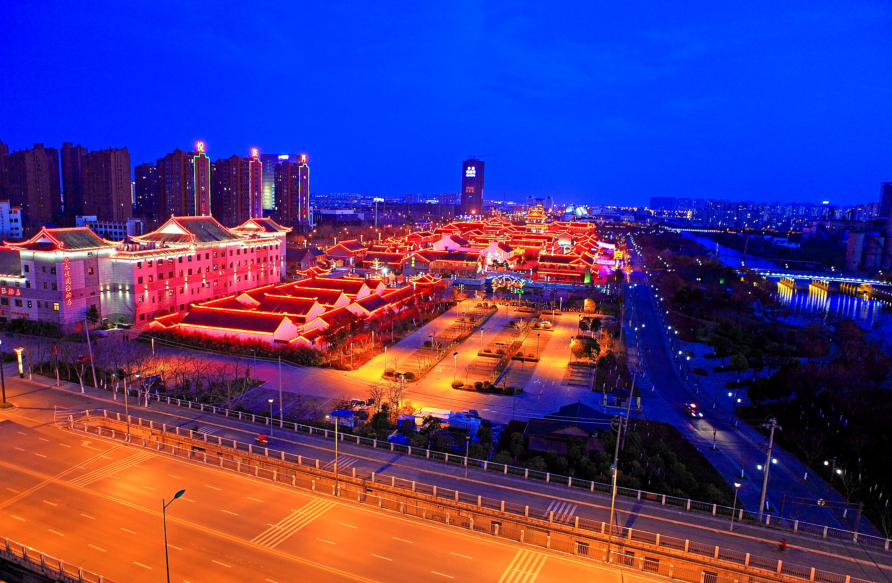  p>盐镇水街是盐城市海盐历史文化风貌区的重要组成部分,位于 a href=