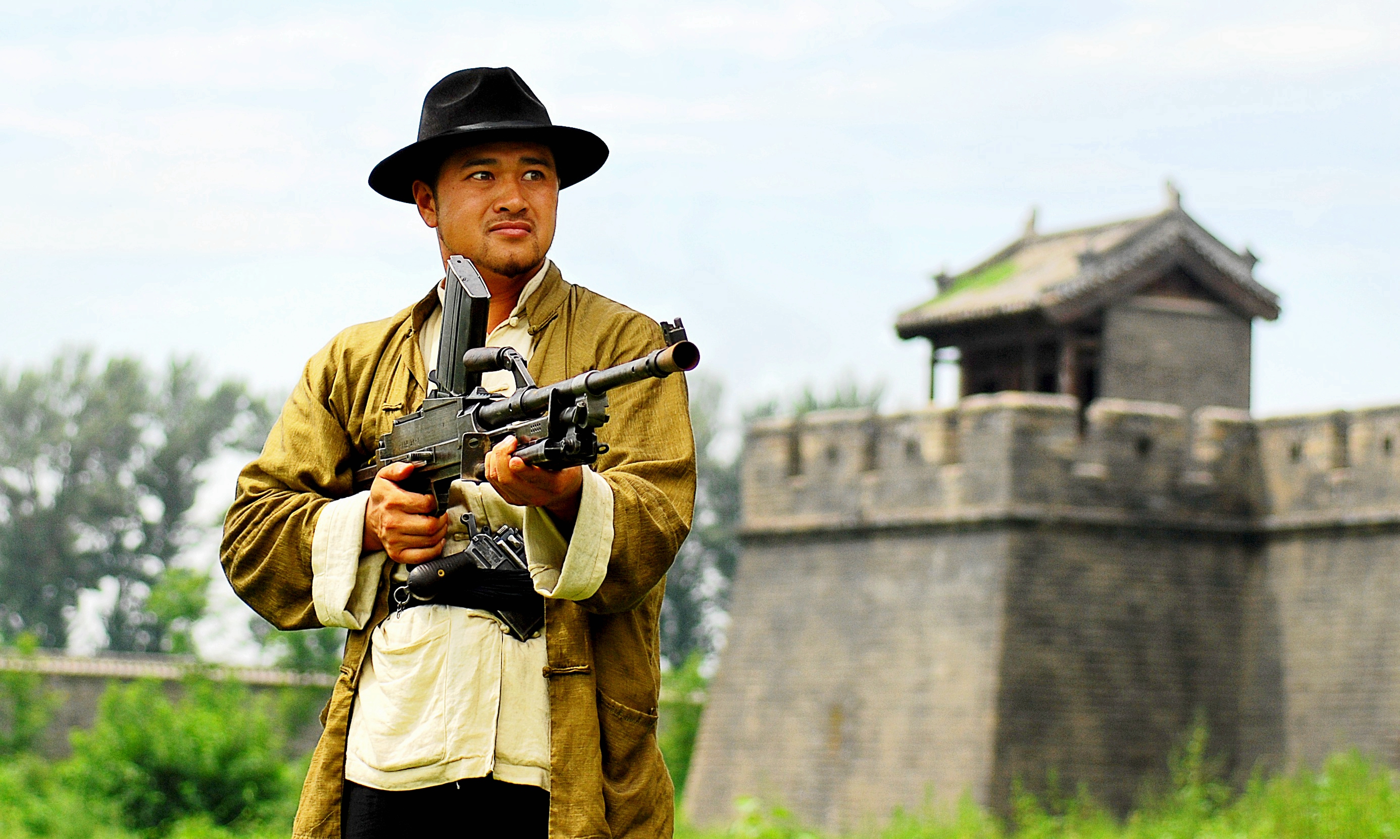 年3月15日出生于黑龙江省五常市,毕业于北京电影学院,中国内地男演员