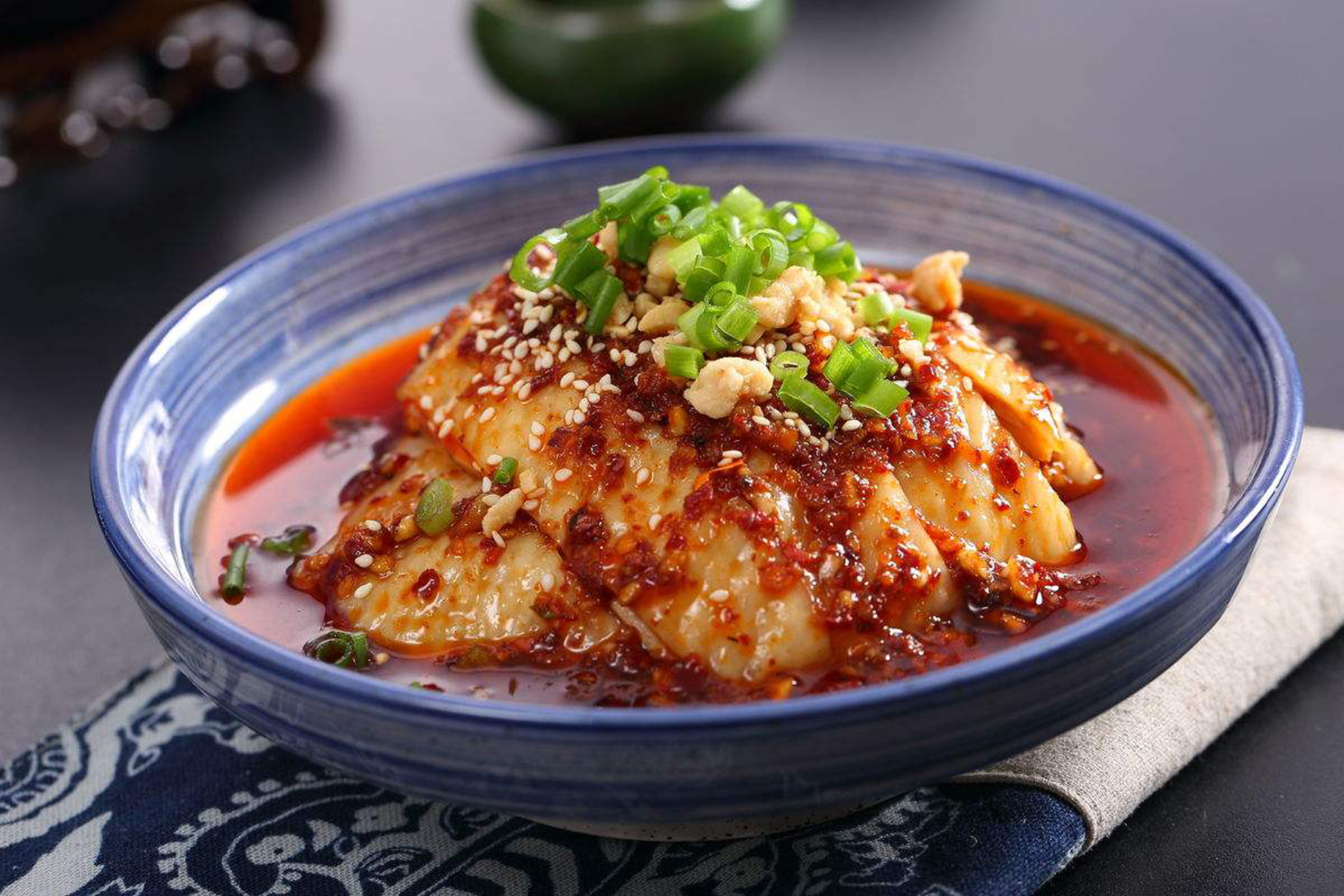 乐山棒棒鸡,嘉定棒棒鸡,是一道四川省的特色传统名菜,属于川菜系