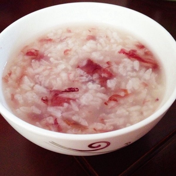  p>木槿玫瑰粥是以白木槿花,玫瑰花等为主料的粥品. /p>