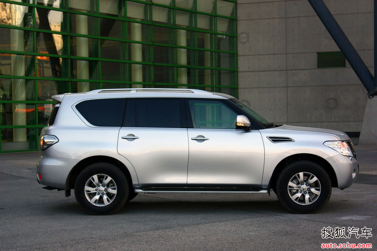 在保留硬派越野车风格的同时,引入诸多时尚流行元素以及科技元素.