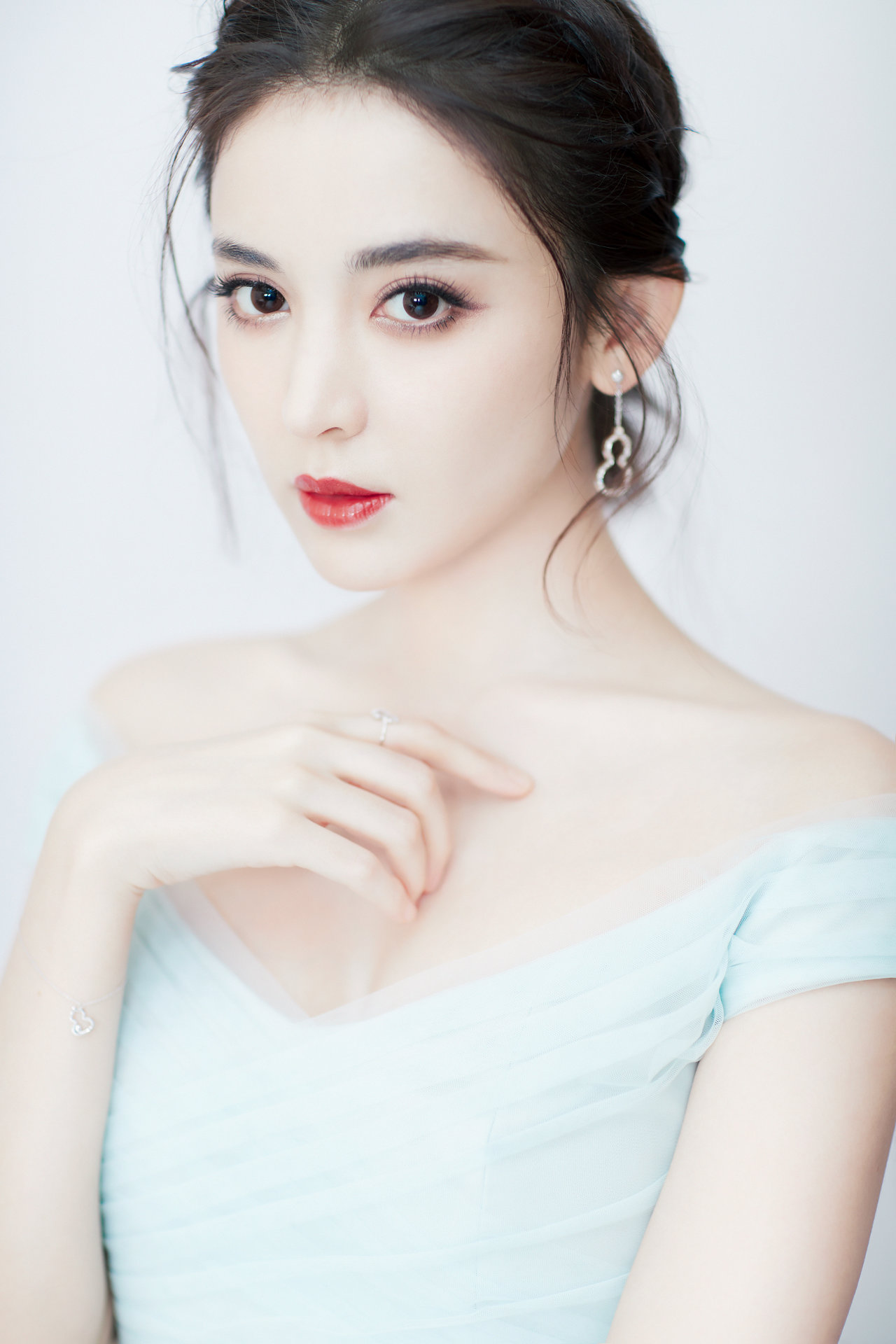  p>古力娜扎(gulnazar),1992年5月2日出生于新疆乌鲁木齐市,中国内地