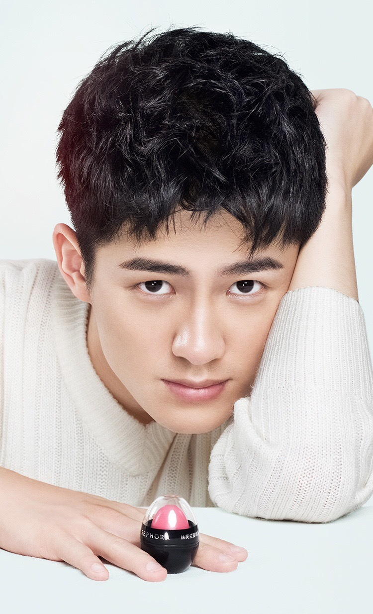  p>刘昊然,1997年10月10日出生于河南省平顶山市,中国内地男演员,毕业