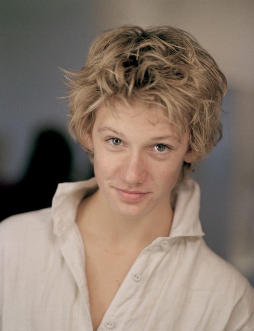  p>亚历克斯·帕蒂弗 i>(alex pettyfer) /i>,1990年4月10日出生于