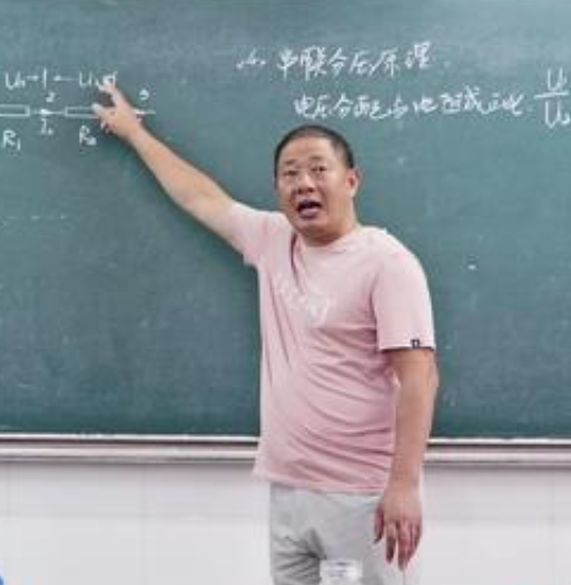  p data-id="gn2tfz5vih">张桂华,浙江省台州市宁溪中学教师. /p>
