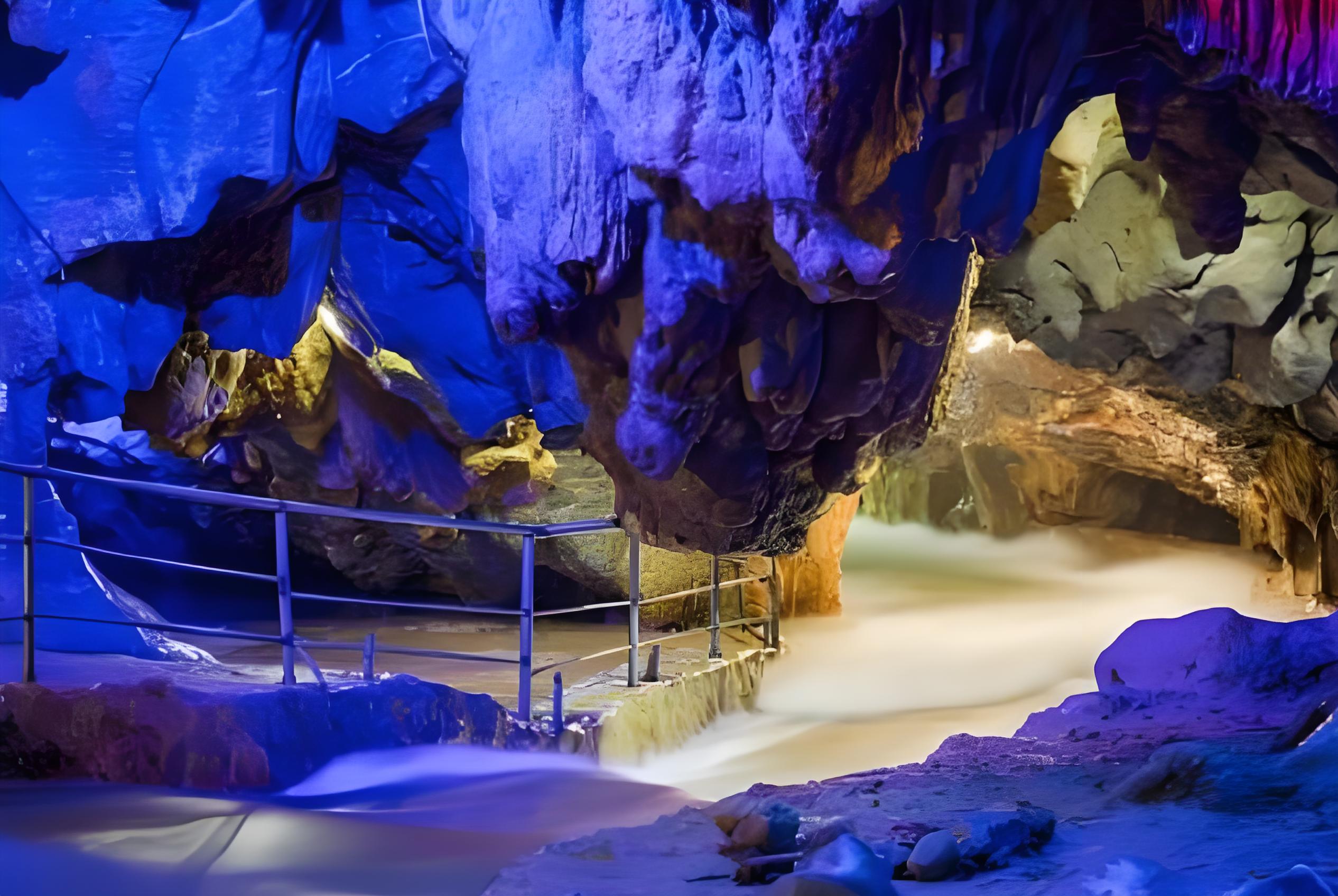 老虎谷溶洞漂流,又名老虎谷暗河漂流,位于清远市英德市366县道九龙镇