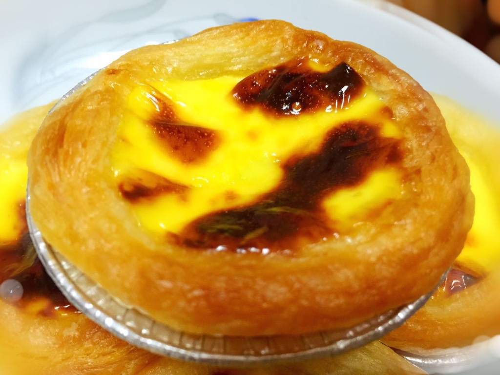  p>蛋挞(dàn  b> i>tà【第四声】 /i> /b>)(egg tart),是一种以蛋浆