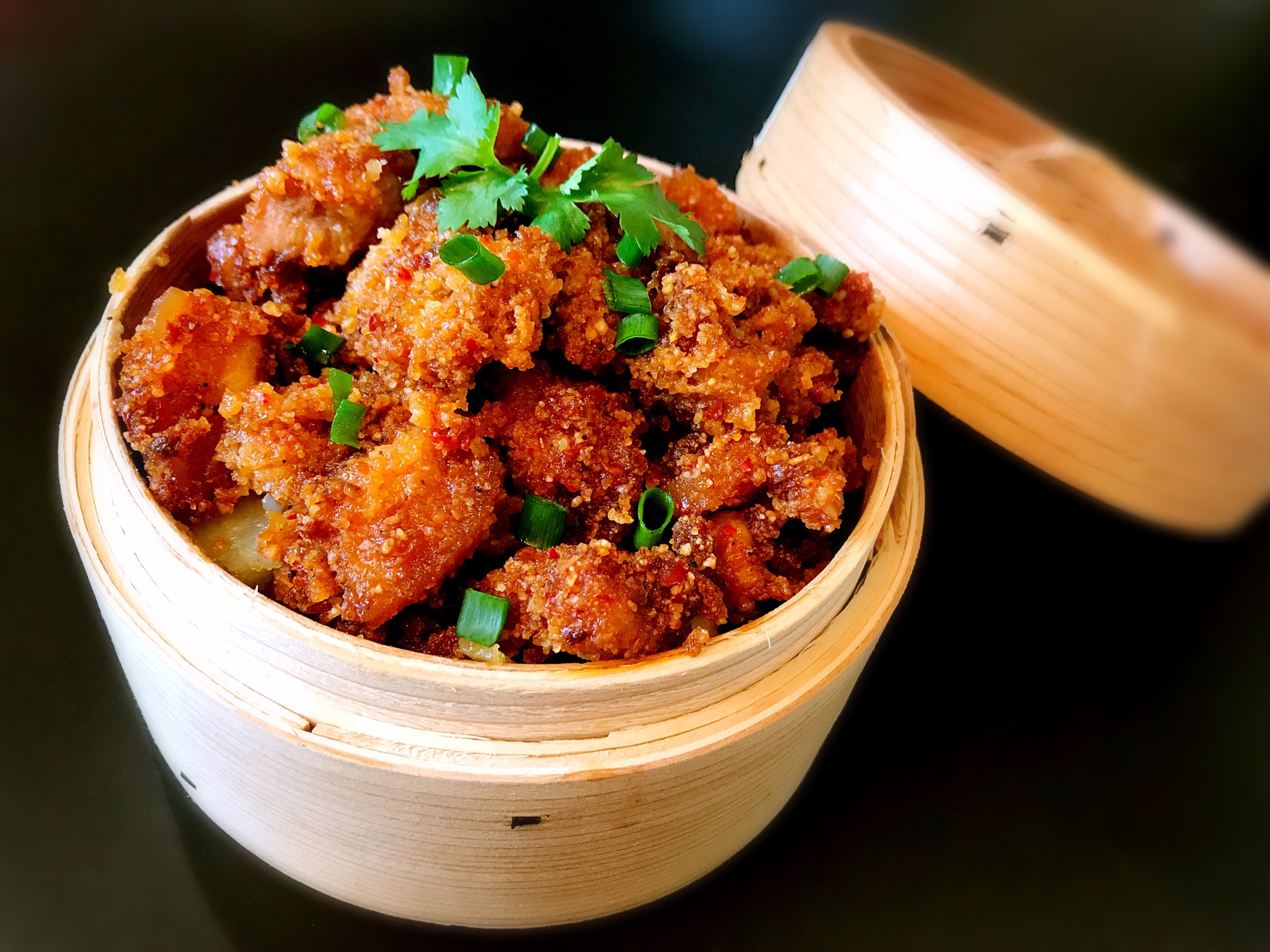  p>川味粉蒸肉是一道美味可口的特色传统名菜,属于川菜系.