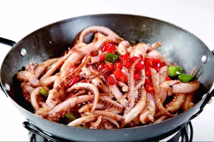  p>干锅香辣鱿鱼是一道由鱿鱼等为主要食材做成的菜品,属于鲁菜. /p>