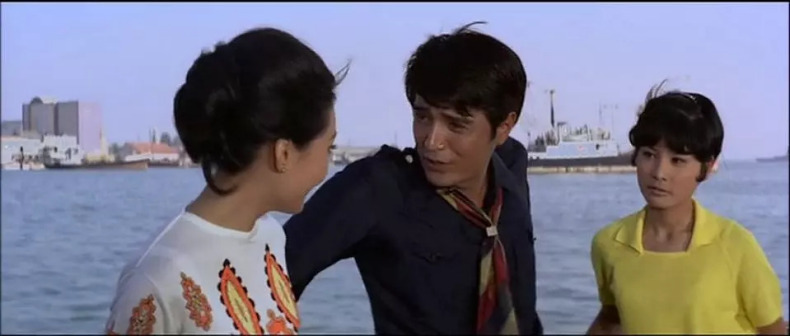 林冲在《椰林春恋》里饰演富商之子平建人（中）