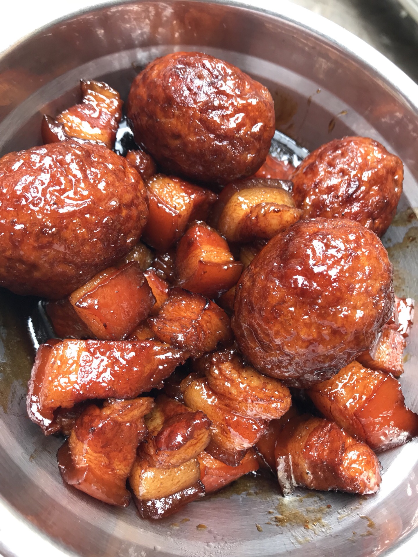  p>虎皮蛋红烧肉是一道美食,主要原料是五花肉,鹌鹑蛋等,调料主要为