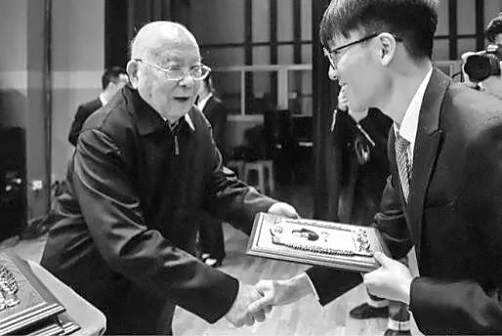 <p>江平为获奖者颁发奖牌和荣誉证书