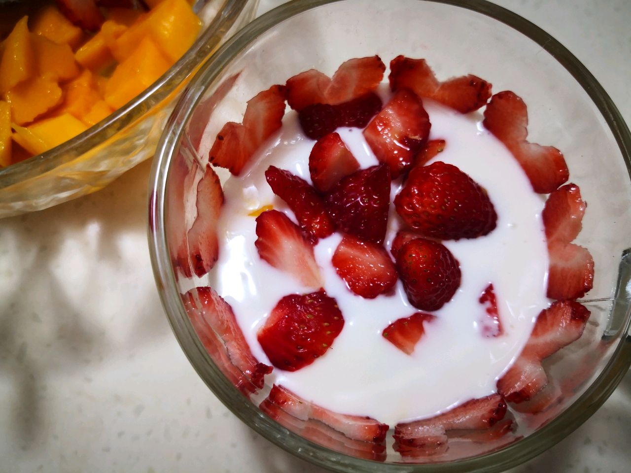 草莓水果酸奶杯