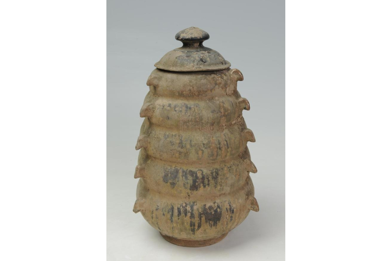 明黑釉多角带盖谷仓罐