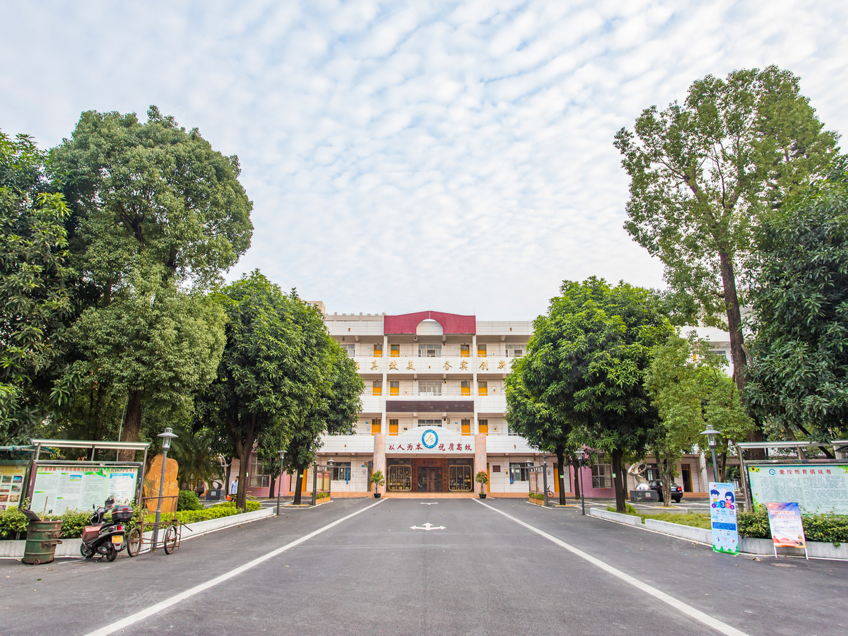  p>中山市小榄中学(中山市外国语学校)是 a target="_blank" href="