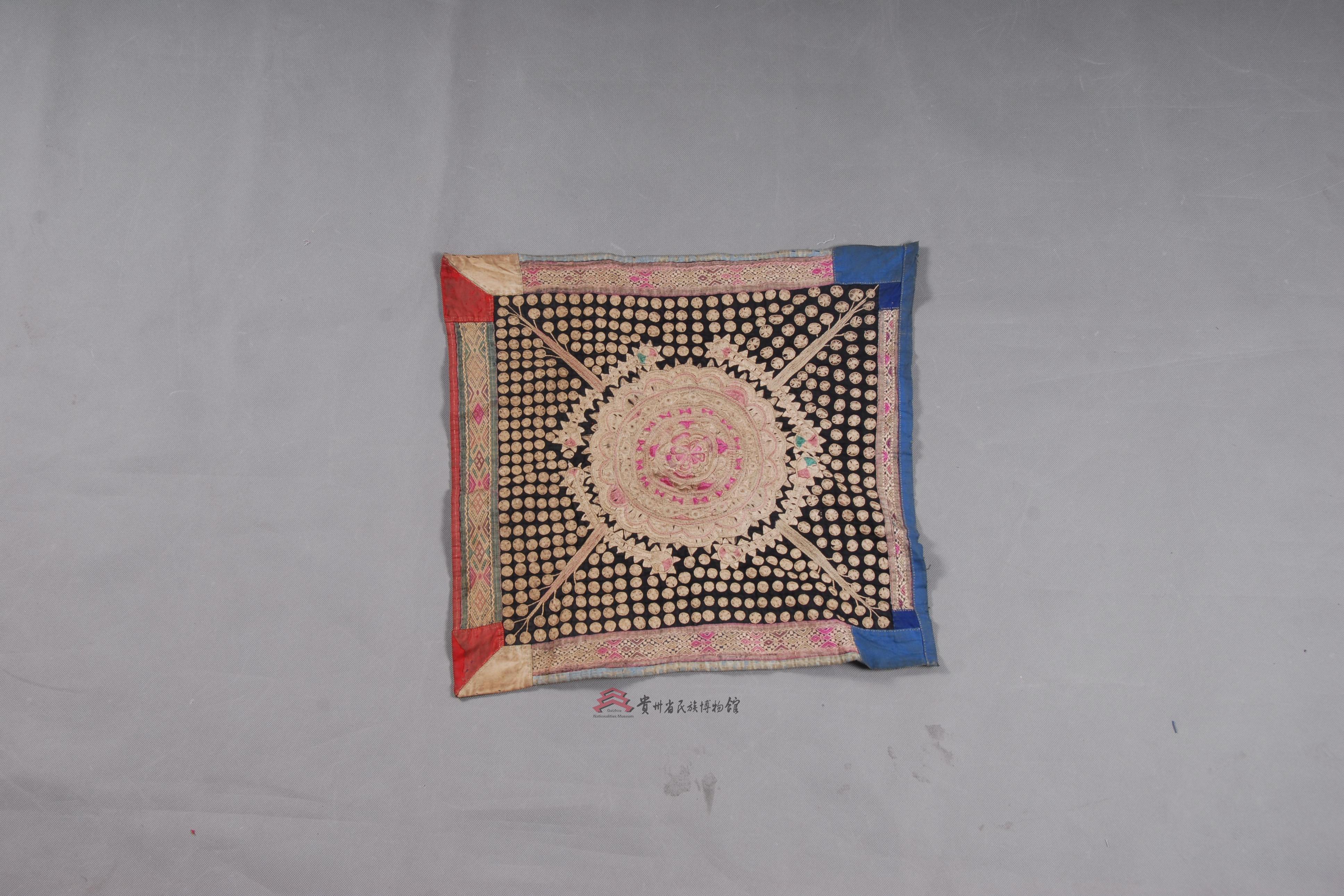 黎平侗族平绣太阳花纹背带盖