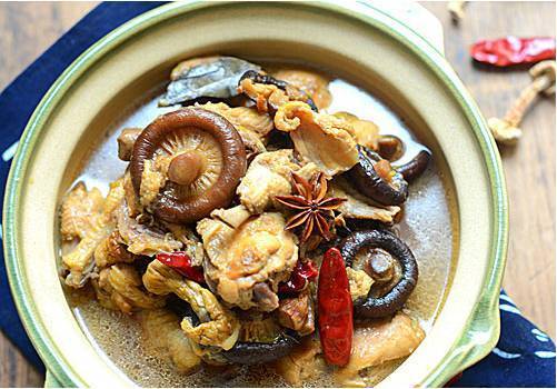 炖鸡蘑菇