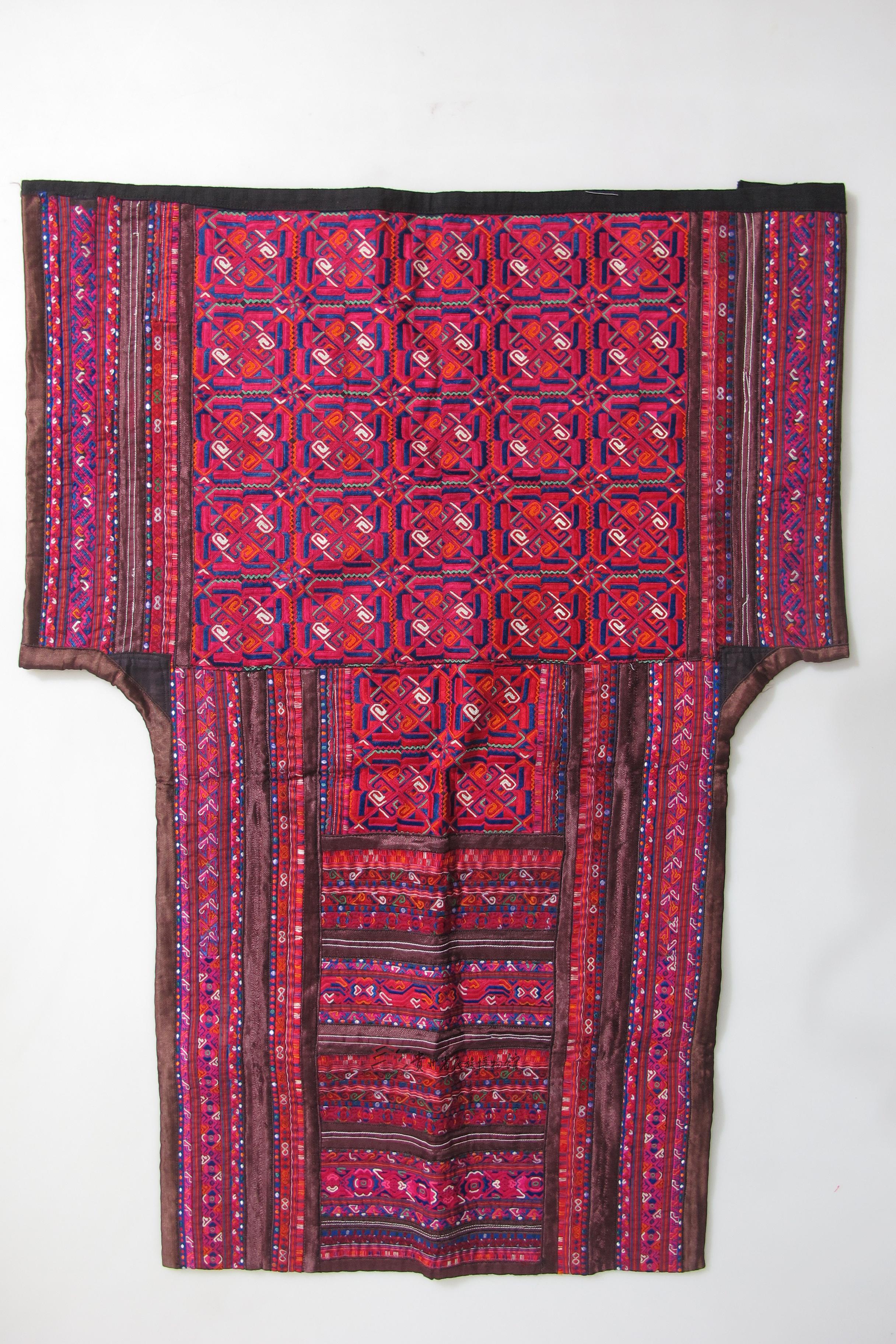 当代黄平苗族数纱绣几何纹背扇