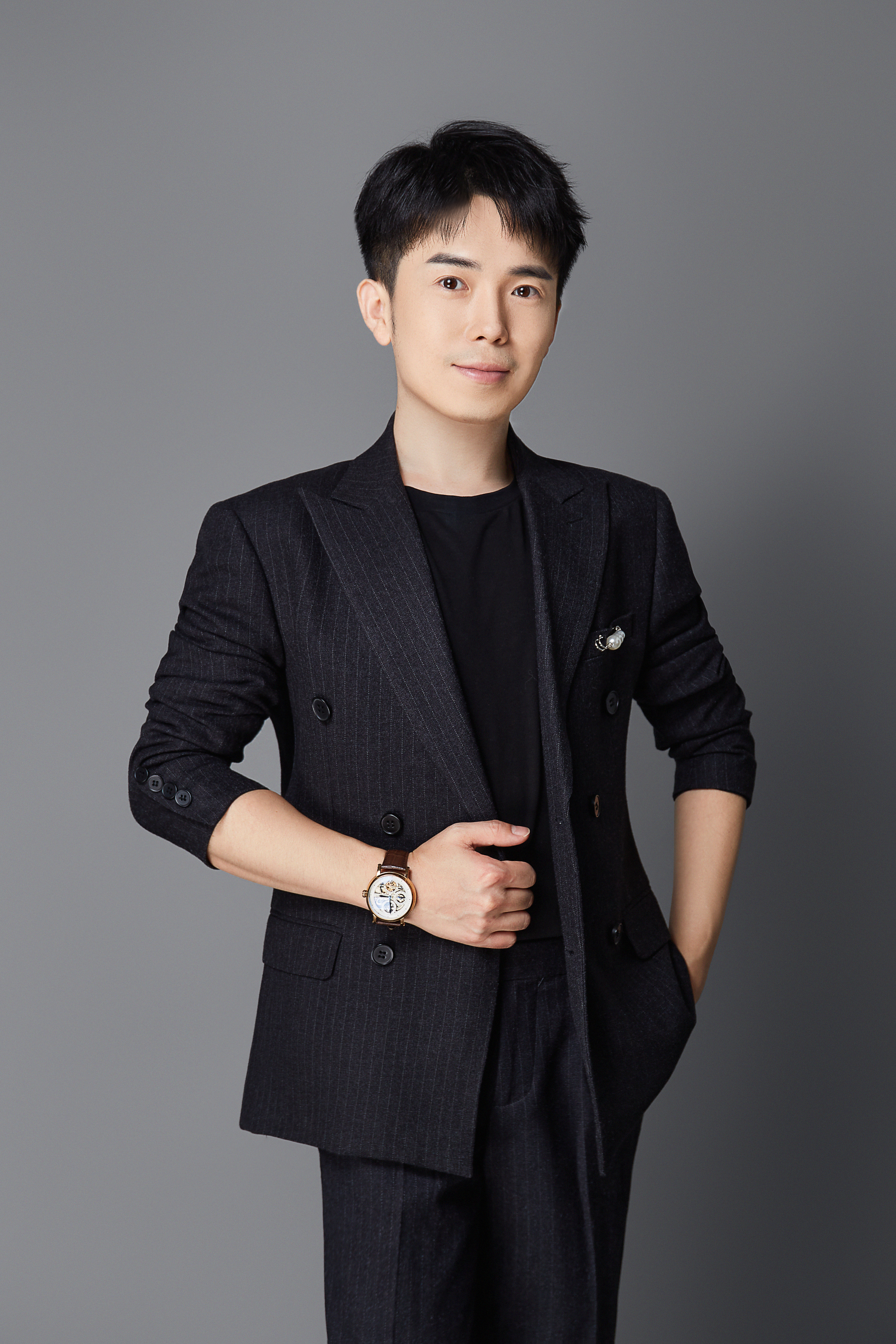  p data-id="gn2l82dh54">艺鑫鑫,中国内地新生代男歌手.