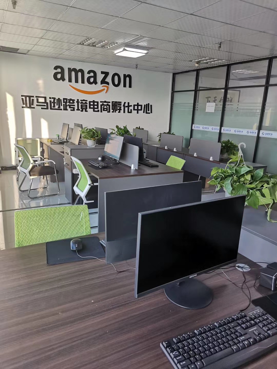 专注于amazon,ebay,wish,shopee等跨境电商平台,从店铺注册,产品管理