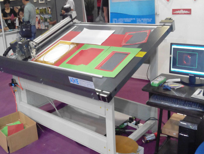 ">画框卡纸机 /a>,是用于切割相框卡纸内衬斜边的专用数控设备,主要