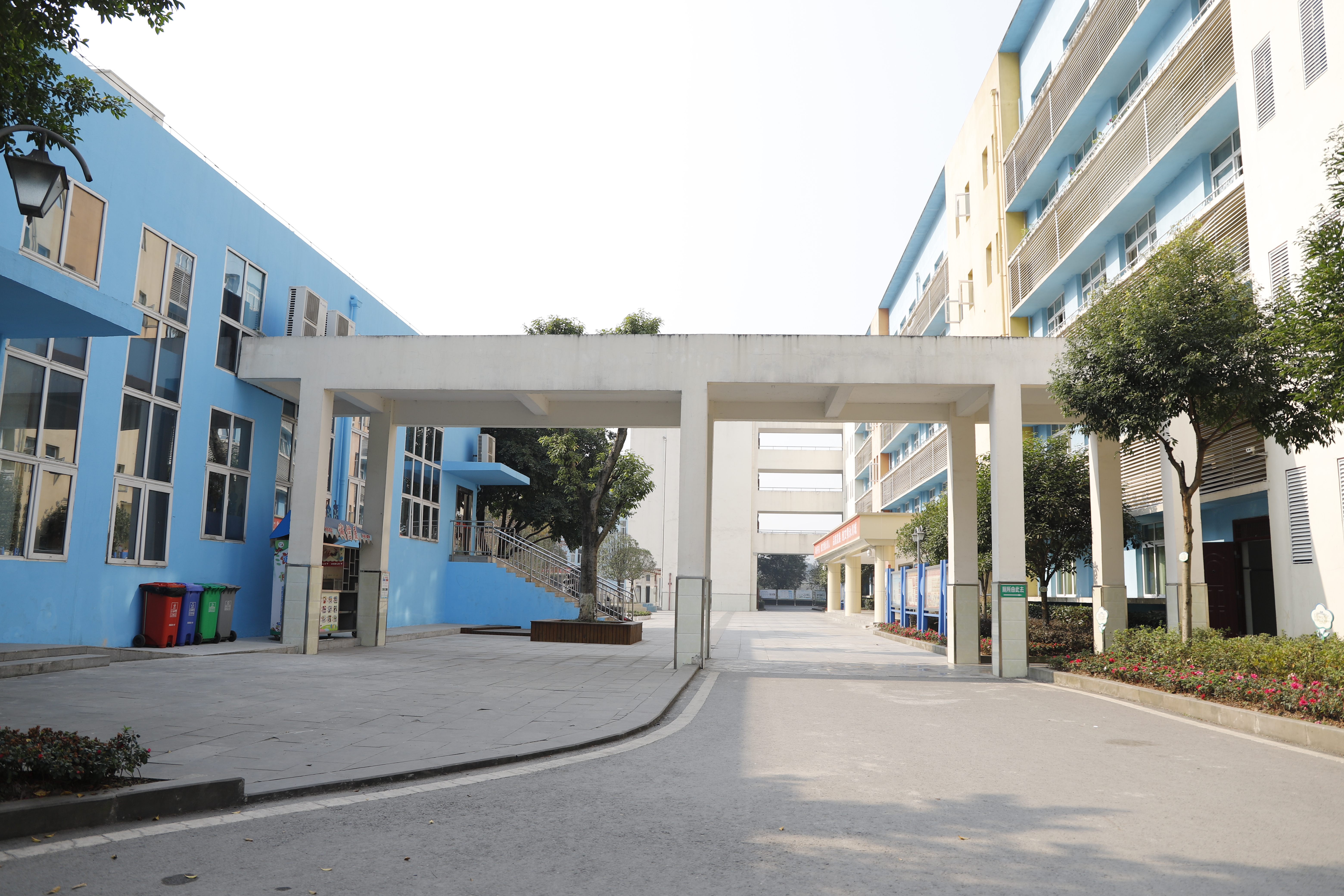  p>凤凰湖小学创建于2015年9月,位于永川区凤凰湖工业园区,占地面积