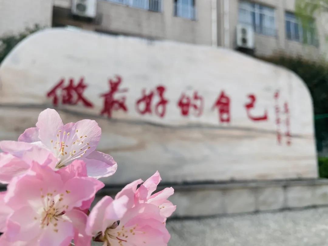  p>江阴市要塞中学是江阴市教育局主管的一所公办完全中学,全国青少年