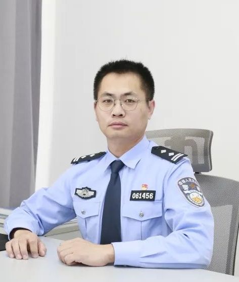 第十四届全国人大代表,大庆市公安局网络警察分局副局长,四级高级警长