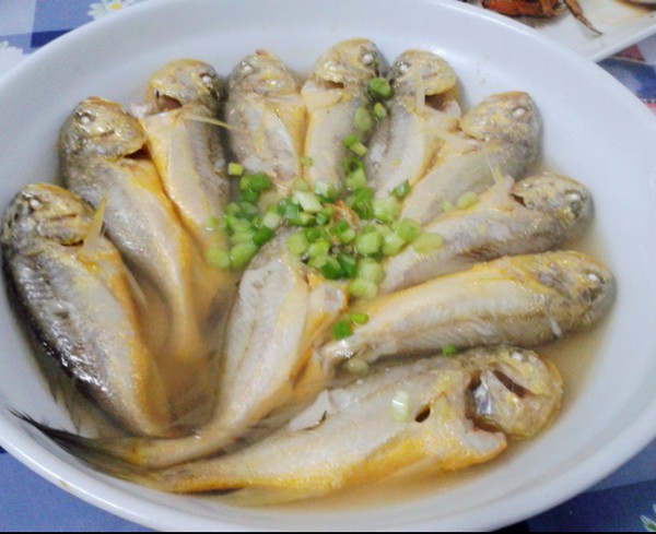  p>清蒸酒糟小黄鱼是一道热菜,主料为小黄鱼,配料有料酒,葱,姜等,而这