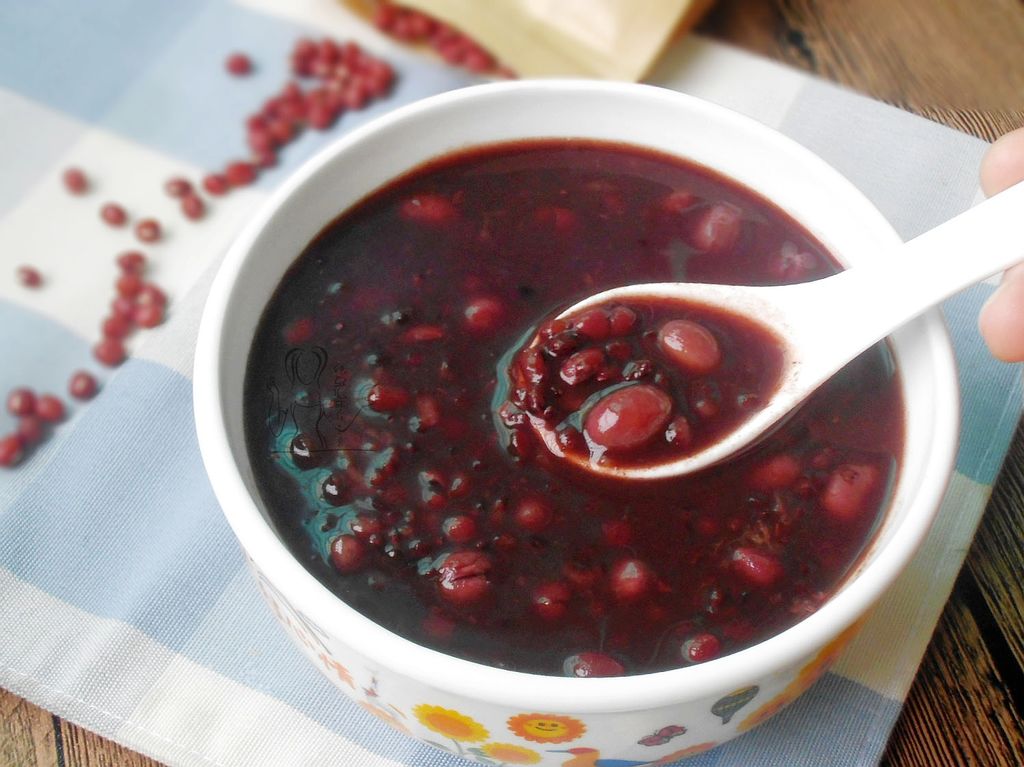  p data-id="gnyxlw6g0w">杂粮美容黑米粥,主料黑米,红豆,莲子,小麦