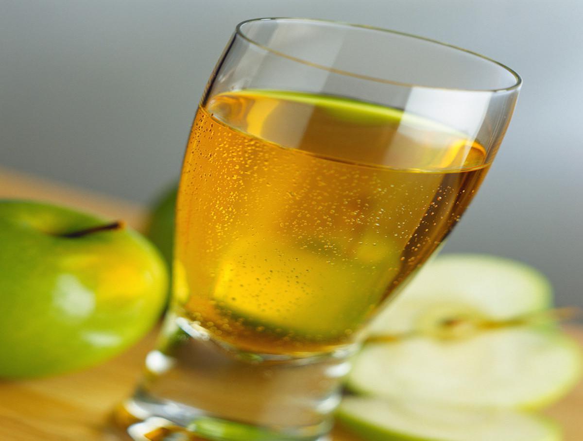  p>浓缩苹果汁,相对于其他的苹果汁来说,水分含量更少. /p>