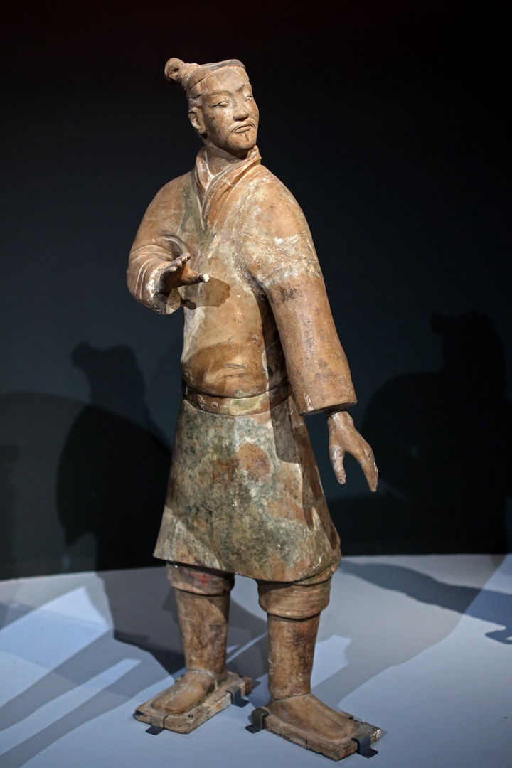  p>陶立射俑是秦始皇兵马俑中的武士俑之一,表现战士持弩引而不发的一