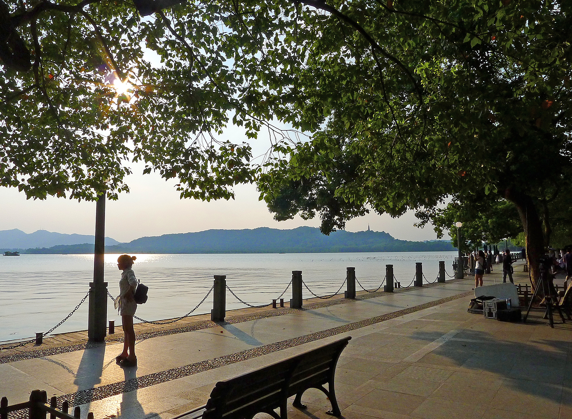  p>杭州西湖风景名胜区,位于浙江省杭州市中心,分为湖滨区,湖心区