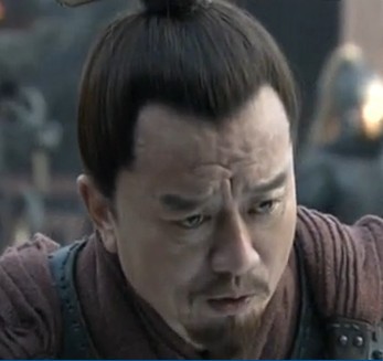 曾在在新三国中饰演袁术,将人物的贪而不