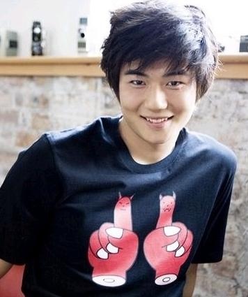  p>奇诚庸(         /ki sung-yueng),1989年1月24日出生于韩国光州